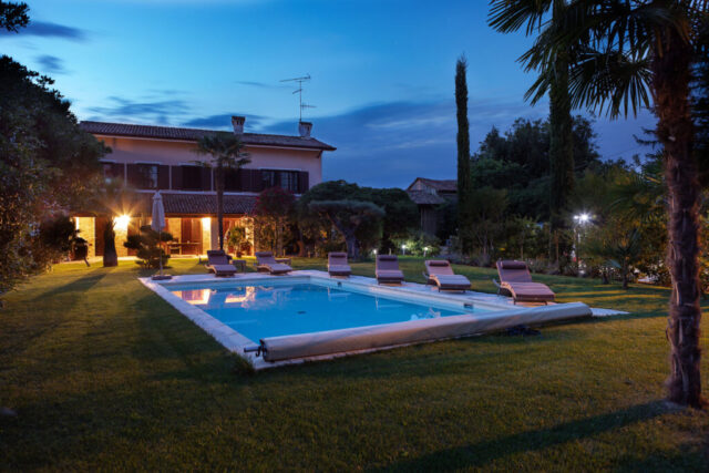 Villa Casa-Friuli.com Pool und Garten am Abend