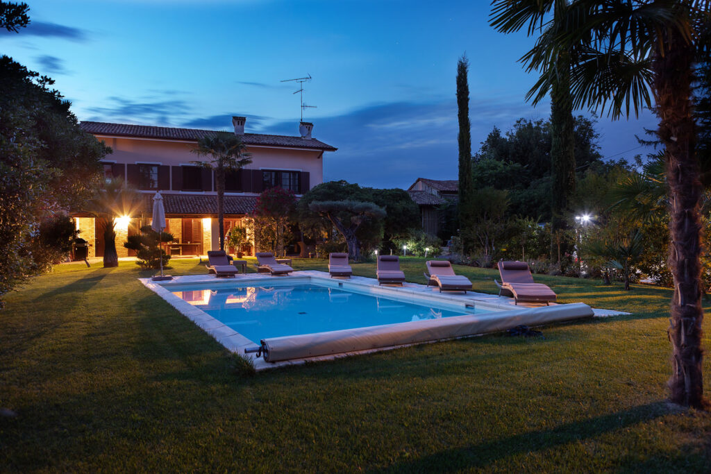 Villa Casa-Friuli.com Pool und Garten am Abend